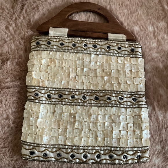 K & K Table Tops Handbags - New shell detail purse.